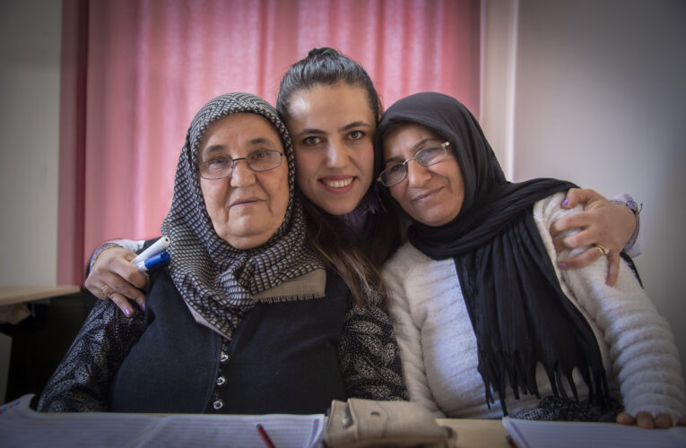 KADINLAR BÜYÜKŞEHİR’LE OKUMA YAZMA ÖĞRENİYOR