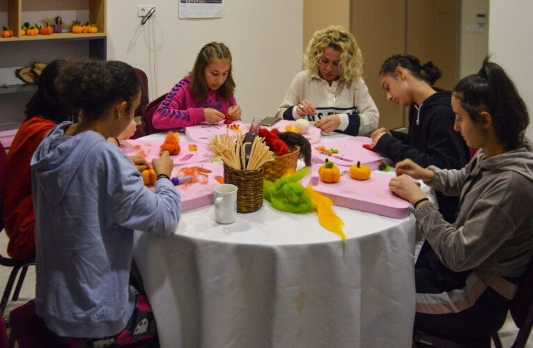KIR ÇİÇEKLERİ, GÜNÜN STRESİNİ EL SANATLARI İLE ATIYOR