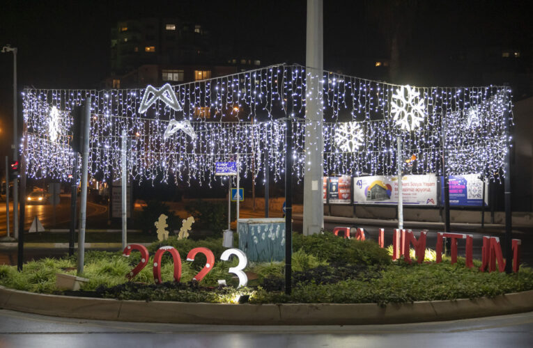 MERSİN CADDELERİ VE SOKAKLARI YILBAŞI İÇİN SÜSLENDİ