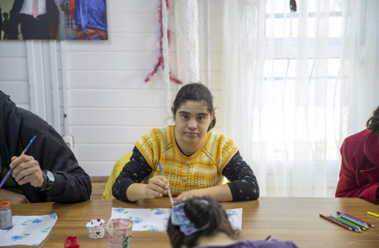 “VAHAP BAŞKANIMIZI ÇOK SEVİYORUZ”