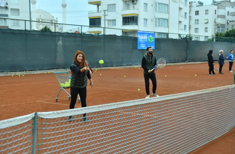 Yenişehirli kadınlar çay saatinde tenis öğreniyor