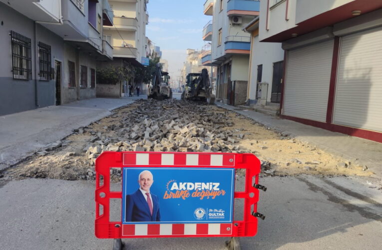 AKDENİZ’DE SOKAK YENİLEME YENİ YOL AÇMA ÇALIŞMALARI SÜRÜYOR