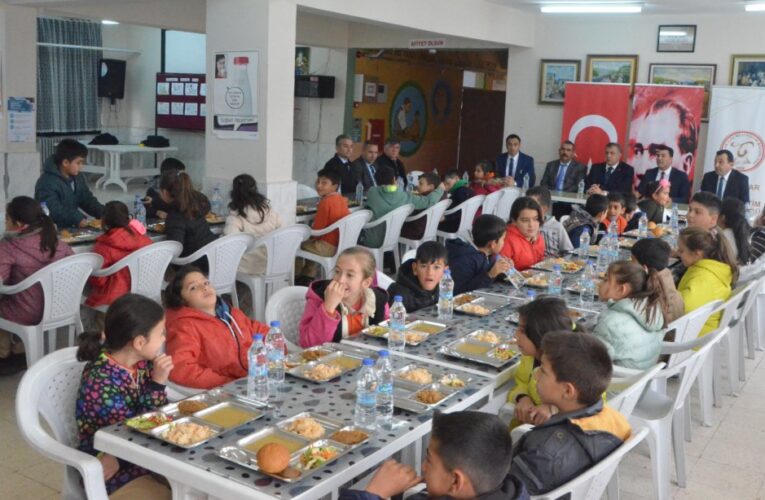 KOCA KIZILBAĞ İLKOKULU’NDA ÖĞRENCİLERİMİZİN SOFRASINA KONUK OLDU