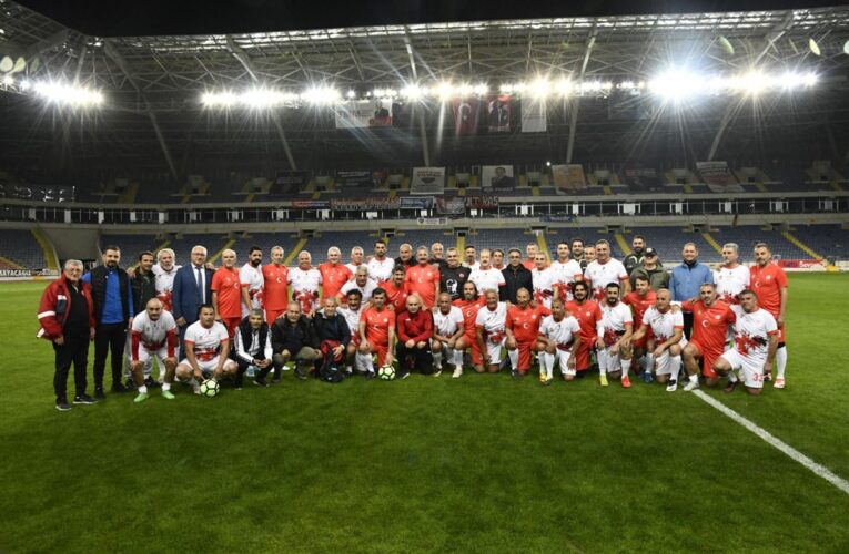 VALİ ALİ HAMZA PEHLİVAN, 3 OCAK MERSİN’İN KURTULUŞU VESİLESİYLE DÜZENLENEN FUTBOL MÜSABAKASI’NA KATILDI