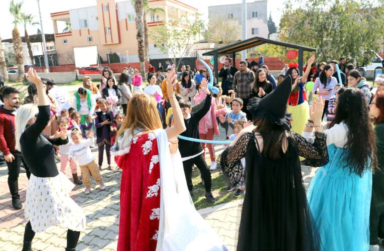 AKDENİZ’DE MİSAFİR EDİLEN DEPREMZEDE ÇOCUKLAR İÇİN ETKİNLİK