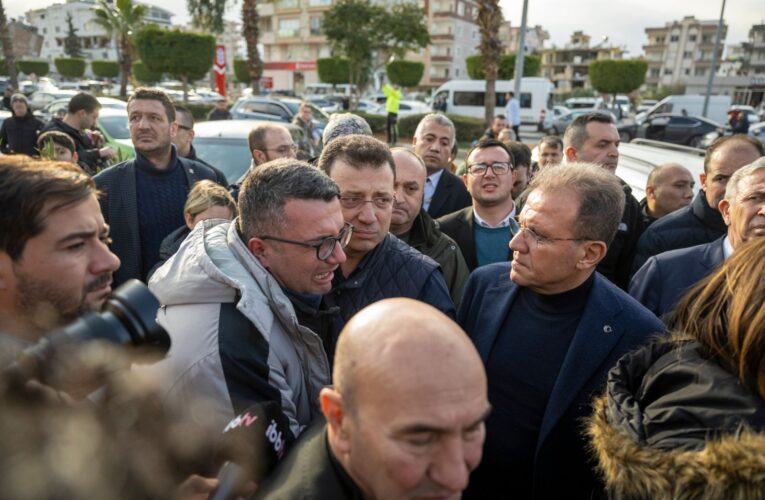 CHP LİDERİ KILIÇDAROĞLU VE BÜYÜKŞEHİR BELEDİYE BAŞKANLARI DEPREM BÖLGESİNDE