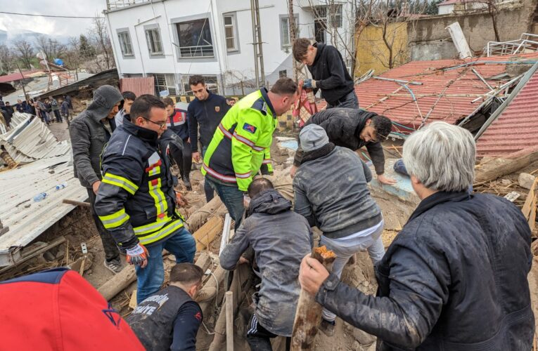 SEÇER: “BU AFETİ ÇOK SÜRATLİ BİR ŞEKİLDE ORGANİZE OLARAK, BİRLİK İÇERİSİNDE BERTARAF ETMEMİZ LAZIM”