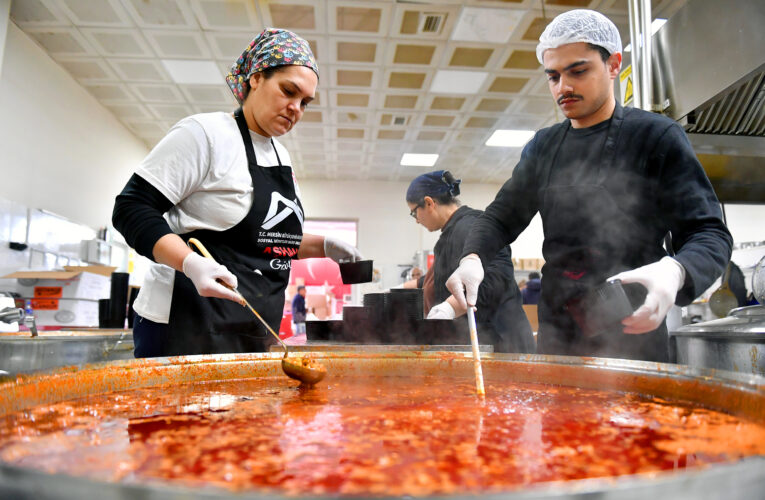 MERSİN’DE, DEPREMZEDELERE 3 ÖĞÜN SICAK YEMEK İKRAMI