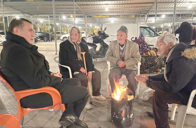 Başkan Abdullah Özyiğit, geceyi vatandaşlarla geçirdi