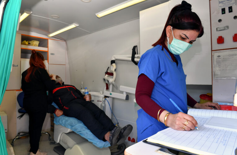 GEZİCİ DİŞ SAĞLIĞI VE MOBİL KUAFÖR ARACI, TÜM BARINMA ALANLARINDA DÜZENLİ OLARAK HİZMET VERİYOR