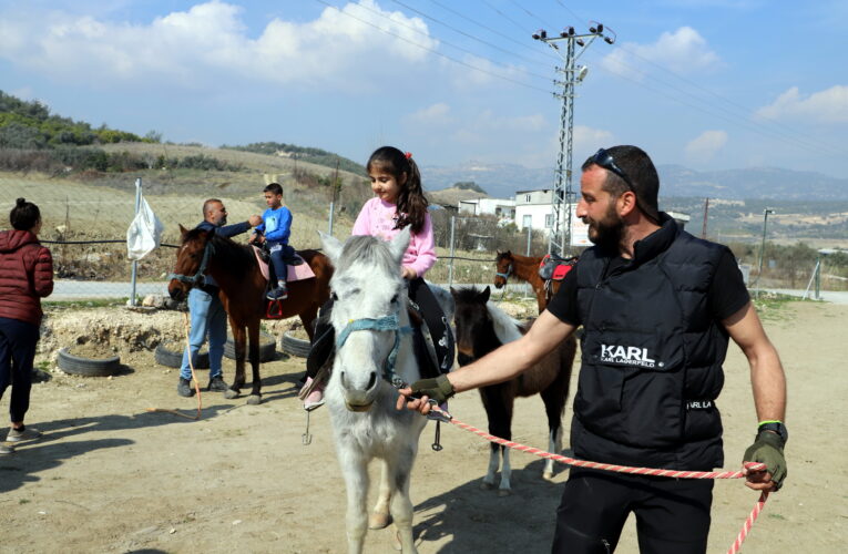 AKDENİZ’DE DEPREMZEDE ÇOCUKLAR AT BİNMENİN MUTLULUĞUNU YAŞADI