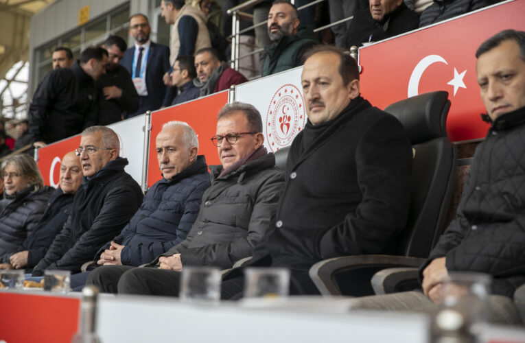 KENTİN DESTEĞİ YENİ MERSİN İDMAN YURDU’NUN ARKASINDABAŞKAN SEÇER, YENİ MERSİN İDMAN YURDU VE YENİ ORDUSPOR KARŞILAŞMASINI İZLEDİ