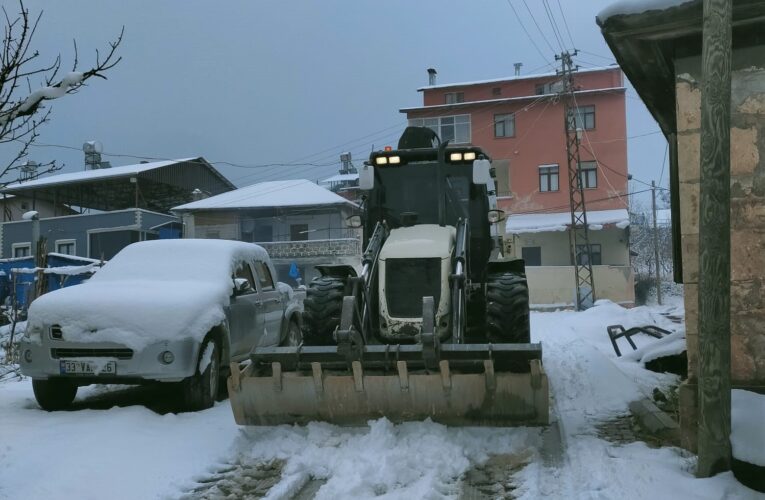TOROSLAR BELEDİYESİ, İLÇENİN YÜKSEK KESİMLERİNDE KARLA KAPANAN YOLLARI AÇIYOR