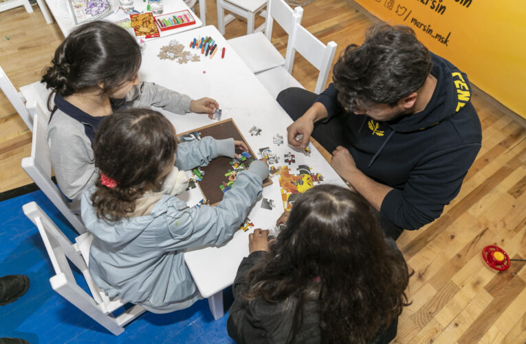 “ÇOCUKLARIN DEPREMİN ETKİLERİNİ ATLATABİLMELERİ İÇİN OYUN OYNAMALARI GEREKİYOR”