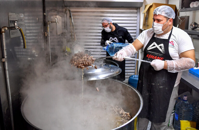 MERSİN BÜYÜKŞEHİR, DEPREM BÖLGESİNDEKİ GÖNÜLLÜLERLE EL ELE