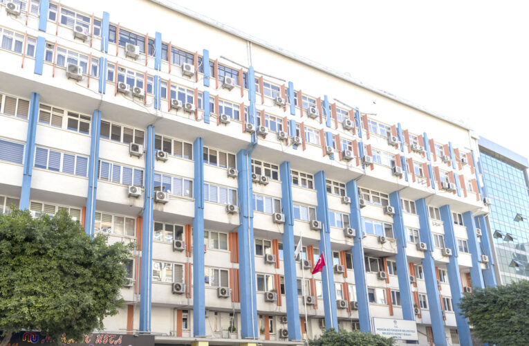 MERSİN BÜYÜKŞEHİR, KIRMIZI LACİVERT İŞ MERKEZİ’Nİ BOŞALTIYOR