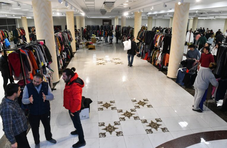 Mersin Yenişehir Belediyesi Mersin’e gelen afetzedeler için giysi evi kurdu