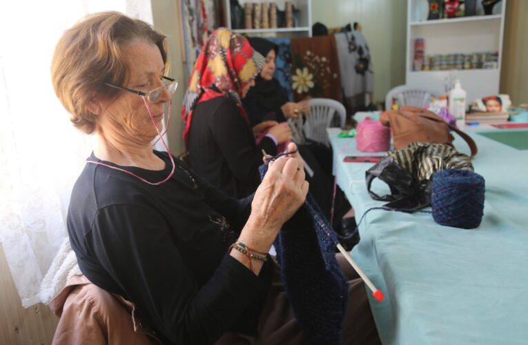“EL EMEĞİYLE ÖRDÜKLERİ ATKI, BERE, PATİK VE CEKETLER DEPREMZEDELERE GÖNDERİLİYOR”