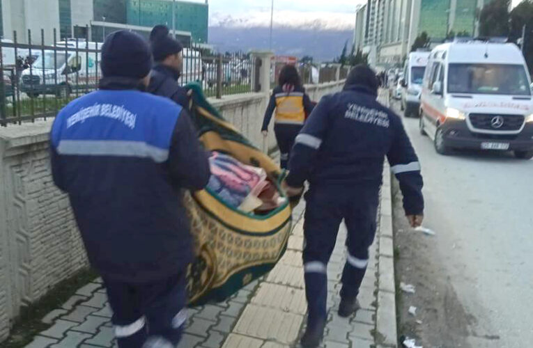 Yenişehir Belediyesi ekipleri 4 kişiyi enkaz altından çıkartmayı başardı