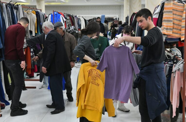 Yenişehir Belediyesinin giysi evinden ilk gün 4 bini aşkın afetzede yararlandı