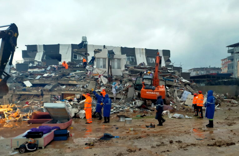 AKDENİZ BELEDİYESİ, DEPREM BÖLGESİNE YARDIM SEFERBERLİĞİNİ SÜRDÜRÜYOR