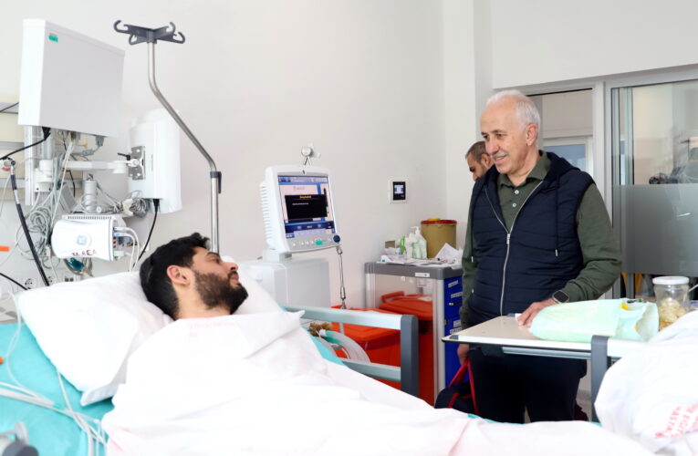 GÜLTAK, DEPREMZEDE AVCI ÇİFTİNİ HASTANEDE ZİYARET ETTİ