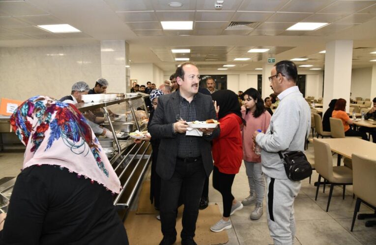 VALİ ALİ HAMZA PEHLİVAN, SAHURU DEPREMZEDE VATANDAŞLARIMIZLA BİRLİKTE YAPTI