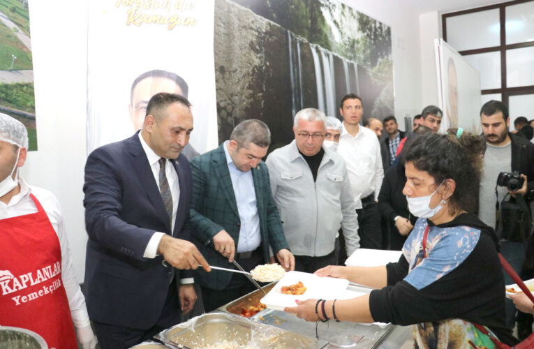 BAŞKAN YILMAZ, DEPREMZEDE AİLELERLE İFTARDA BULUŞTU