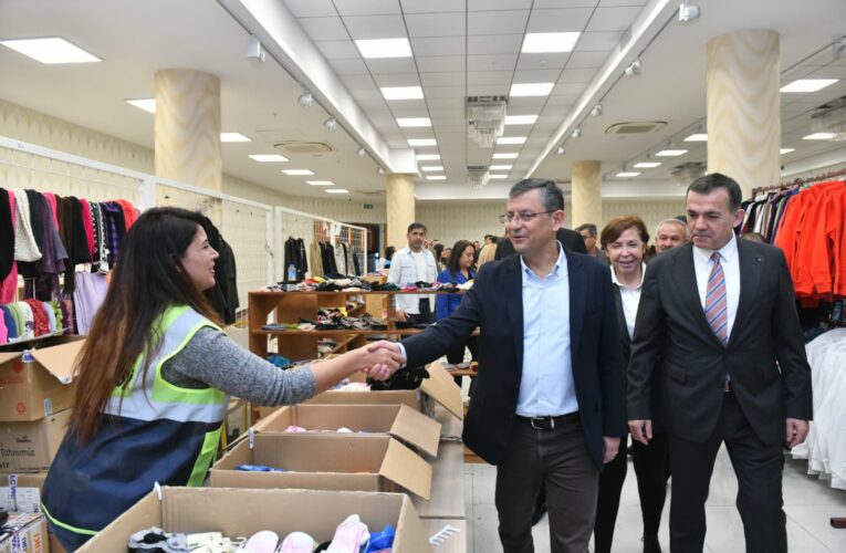 CHP’li Özgür Özel, Yenişehir Belediyesi Giysi Evi’nde depremzedeleri ziyaret etti