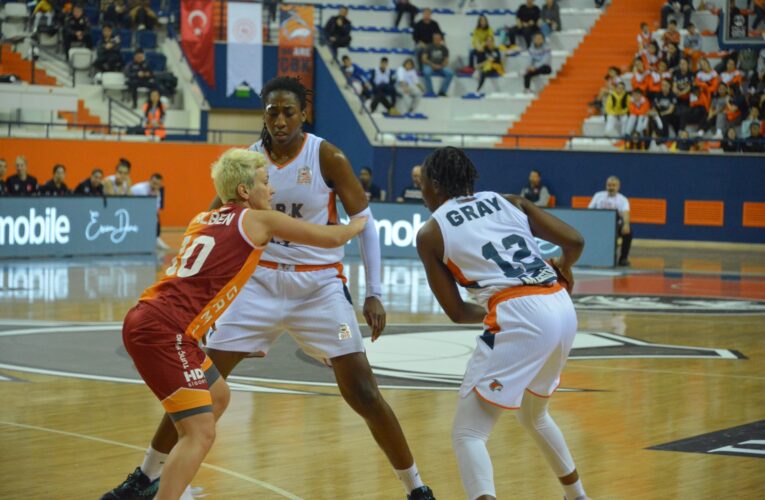 ÇBK Mersin Yenişehir Belediyesi liderliğini korudu