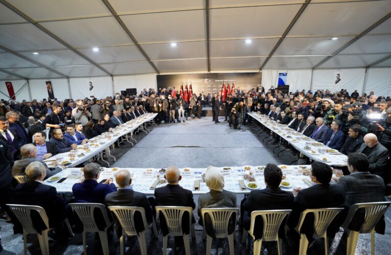 CUMHURBAŞKANI ADAYI VE CHP GENEL BAŞKANI KILIÇDAROĞLU DEPREMZEDELERLE MALATYA’DA İFTAR YAPTI