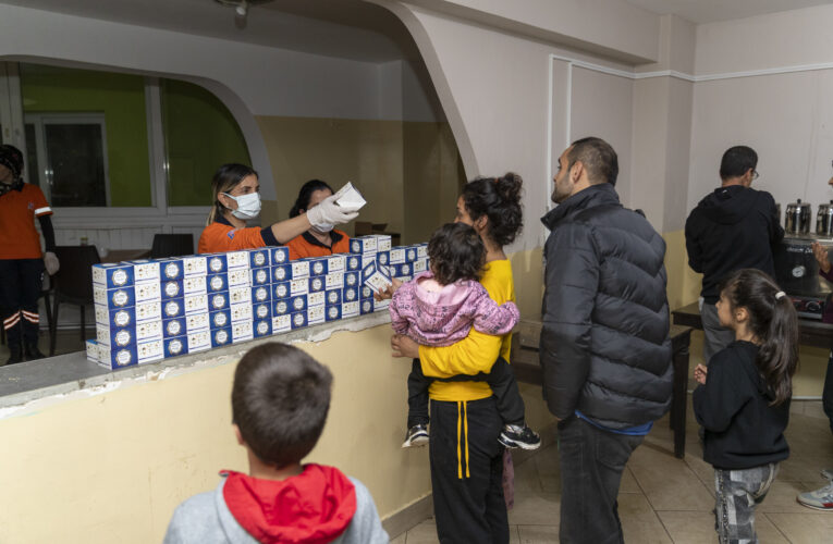 MERSİN BÜYÜKŞEHİR, BERAT KANDİLİ’NDE 15 BİN KANDİL SİMİDİ DAĞITTI