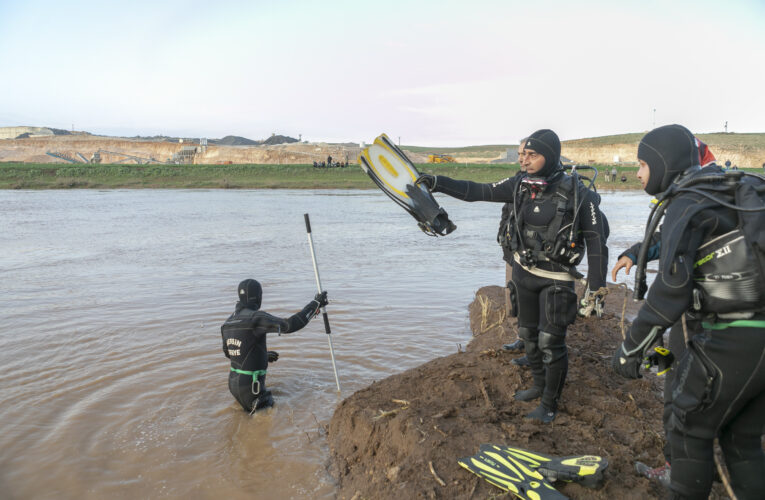 DALGIÇLAR SULAR ALTINDA KALAN BÖLGELERDE ARAMA KURTARMA ÇALIŞMASI YAPIYOR