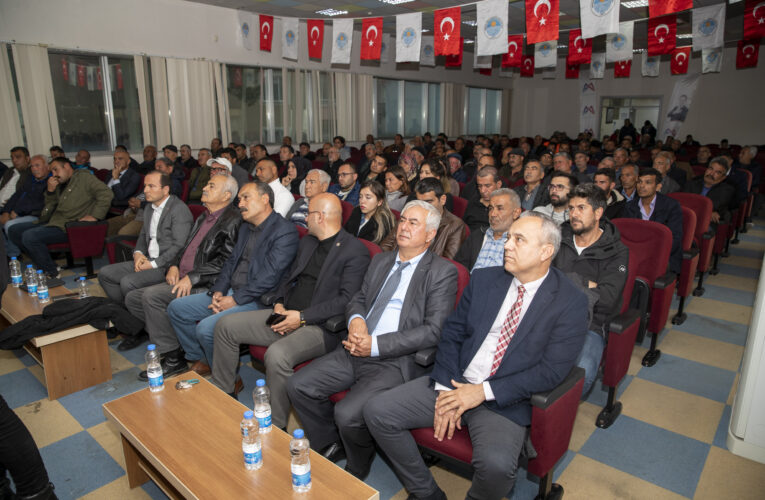 MUTLU KAYISI ÜRETİCİLERİ HASAT YÖNTEMLERİNDEN ÜRÜN KAYIPLARINA BİRÇOK KONUDA BİLGİLENDİRİLDİ