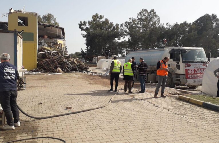 AKDENİZ BELEDİYESİ, DEPREMİN YARALARINI SARMAYA DEVAM EDİYOR