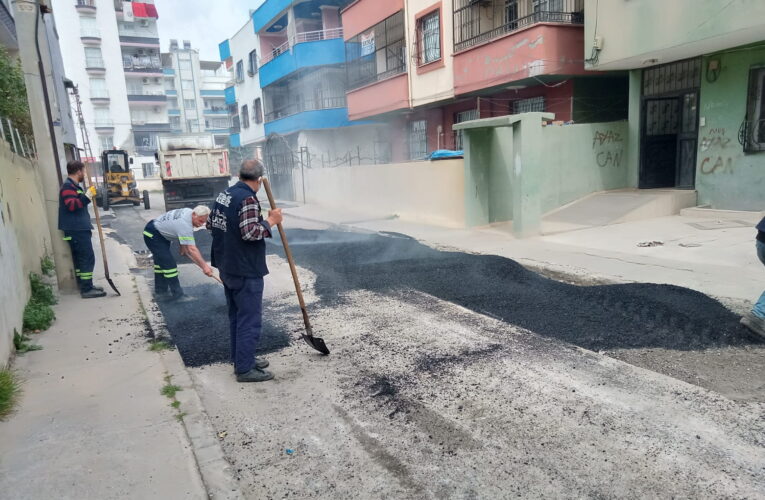 AKDENİZ’DE YOL AÇMA, ASFALT YAMA, KALDIRIM YENİLEME ÇALIŞMALARI SÜRÜYOR
