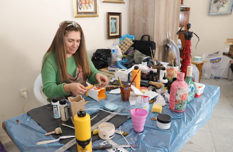 AKDENİZ’DE MİSAFİR EDİLEN DEPREMZEDE KADINLAR SERGİYE HAZIRLANIYOR