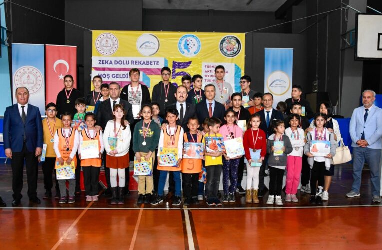 VALİ ALİ HAMZA PEHLİVAN, TÜRKİYE AKIL VE ZEKA OYUNLARI İL ŞAMPİYONASI ÖDÜL TÖRENİNE KATILDI