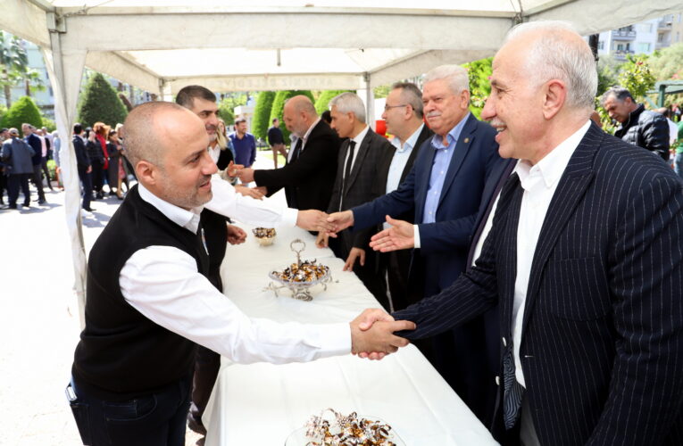 Belediye hizmet binası girişinde personel ile bayramlaşma merasimi yapıldı