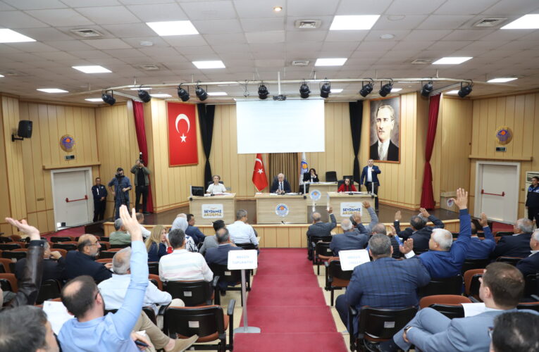 MUHALEFETİN ENGELİNE RAĞMEN  BORÇLANMA YETKİSİ AKDENİZ BELEDİYE MECLİSİ’NDE KABUL EDİLDİ