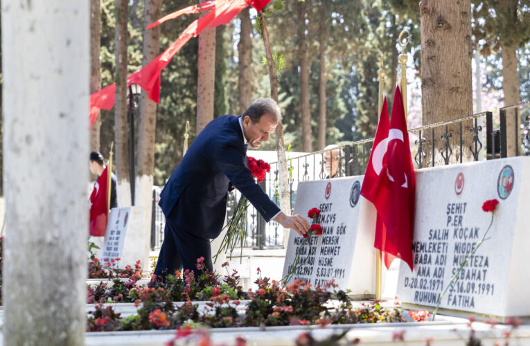 BAŞKAN SEÇER, RAMAZAN BAYRAMI ARİFESİNDE ŞEHİTLİĞİ ZİYARET ETTİ