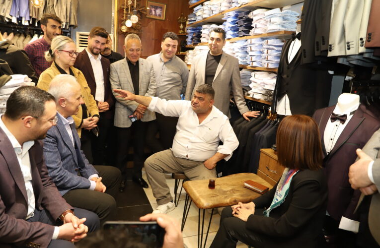 Esnaf ve vatandaşların talebini tek tek dinleyip not ettirdi