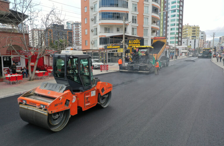 MERSİN BÜYÜKŞEHİR’İN MEZİTLİ’DE ASFALT ÇALIŞMALARI SÜRÜYOR