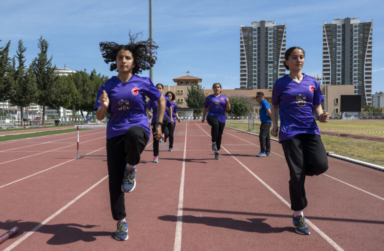 GELECEĞİN KADIN SPORCULARI BAŞARIDAN BAŞARIYA KOŞUYOR