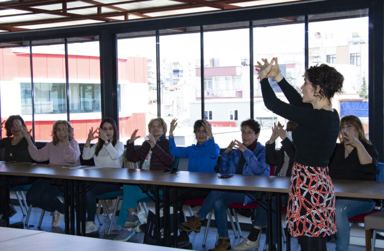 MERSİN BÜYÜKŞEHİR’İN MERCEK’TEKİ İŞARET DİLİ KURSU DEVAM EDİYOR