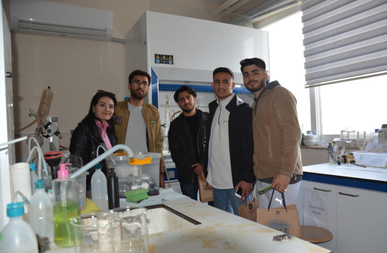 BÜYÜKŞEHİR KURS MERKEZLERİNDEN FAYDALANAN ÖĞRENCİLER TARSUS ÜNİVERSİTESİ’NE GÖTÜRÜLDÜ