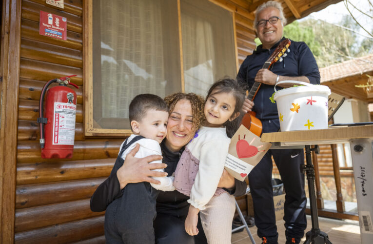 ÇOCUK GELİŞİM MERKEZİ BAHÇESİNDE YETİŞEN ÜRÜNLER, DEPREMZEDE VATANDAŞLARA İKRAM EDİLDİ