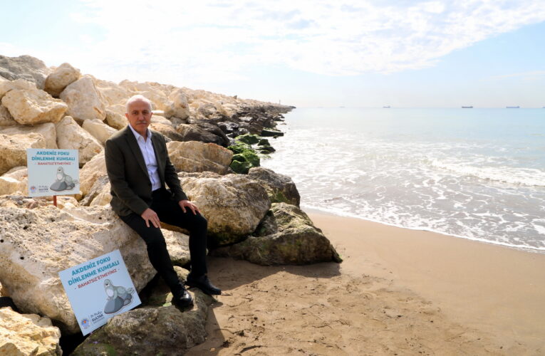 Başkan Gültak, koruma altındaki fokların avdan sonra dinlendiği sahile uyarı tabelaları dikti