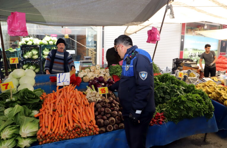 AKDENİZ’DE PAZARCI ESNAFI DENETLENİYOR