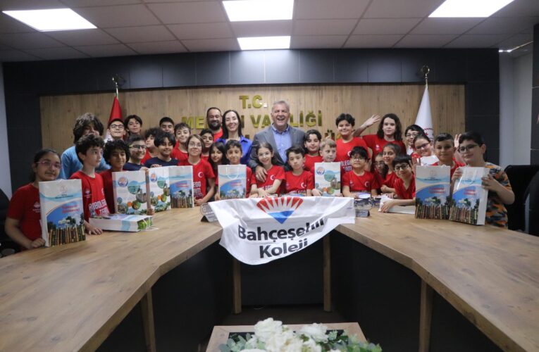 ŞAMPİYON ÖĞRENCİLERDEN EĞİTİM MÜDÜRLÜĞÜNE ZİYARET